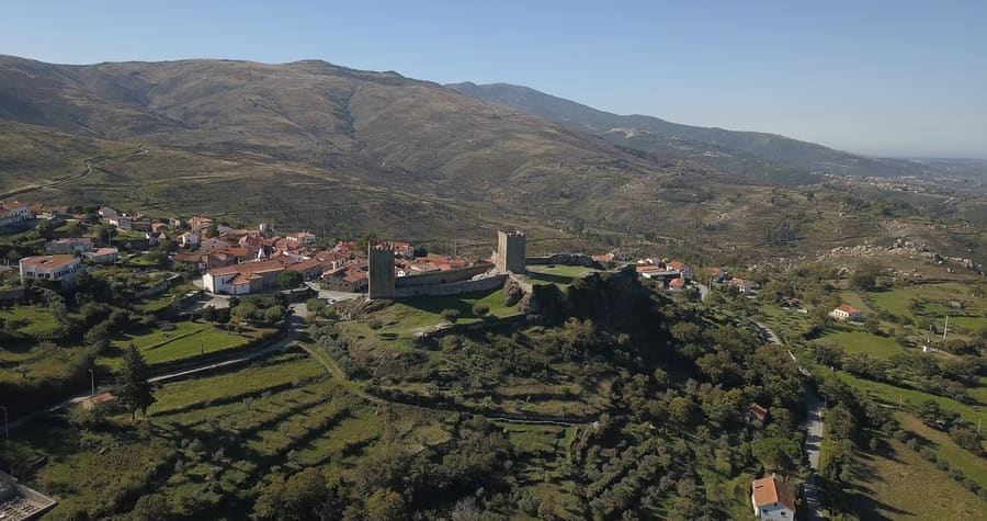 Middeleeuws kasteel van Linhares da Beira op een rotsplateau met uitzicht over de Mondego-vallei
