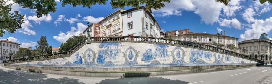 Het Rossio azulejo-paneel op de Praça da República in Viseu, Portugal